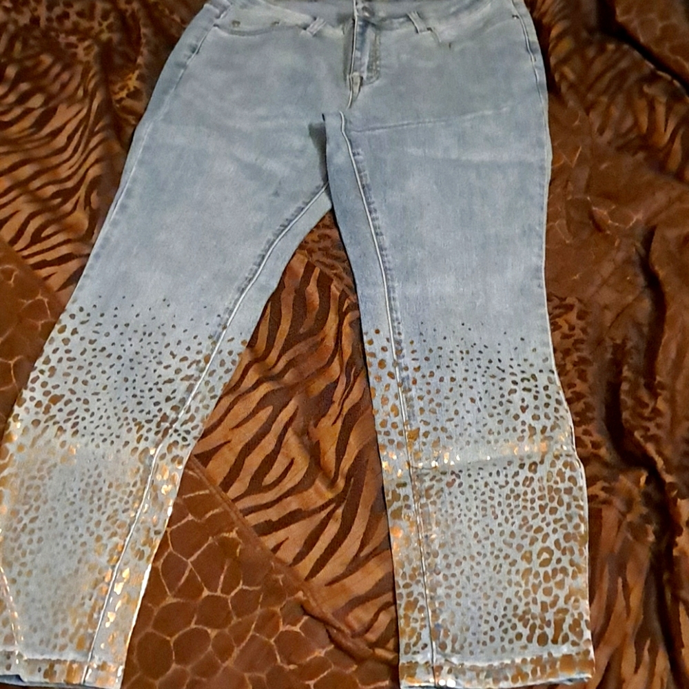 NWT skinny jeans with gold details